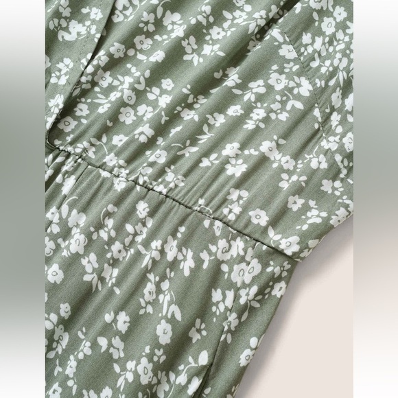 BloomChic Plus Size 2XL SFlutter Sleeve Ditsy Floral Pocket Split Maxi Dress - Picture 9 of 11